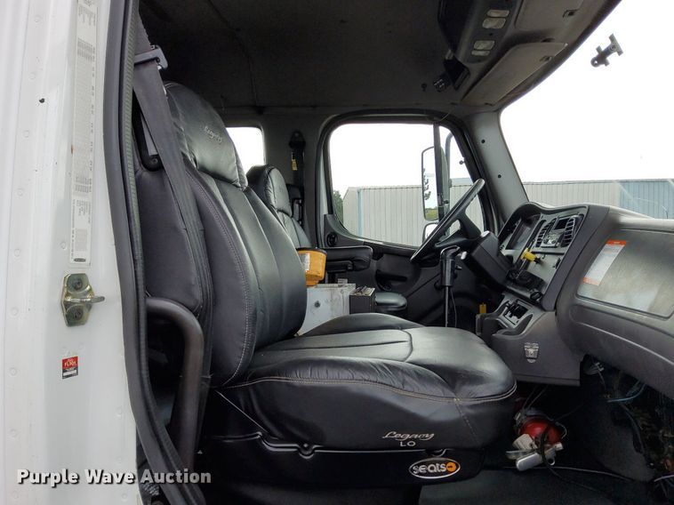 image for item LV9039 2006 Freightliner M2 106  utility / service truck