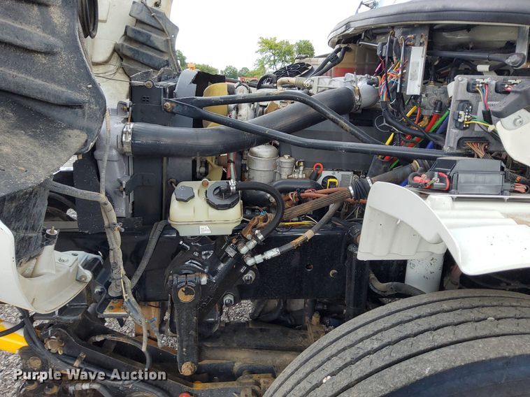 image for item LV9039 2006 Freightliner M2 106  utility / service truck