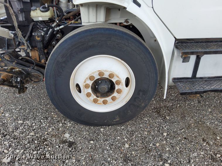 image for item LV9039 2006 Freightliner M2 106  utility / service truck