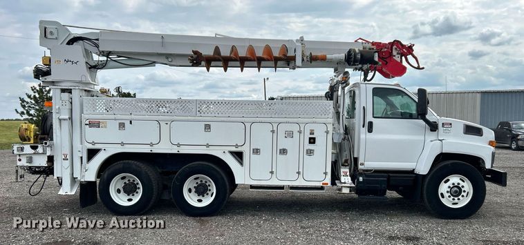 image for item LV9040 2007 GMC TC8C064  digger derrick truck