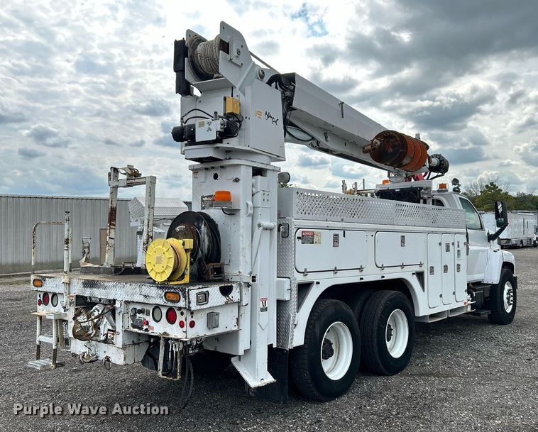 image for item LV9040 2007 GMC TC8C064  digger derrick truck