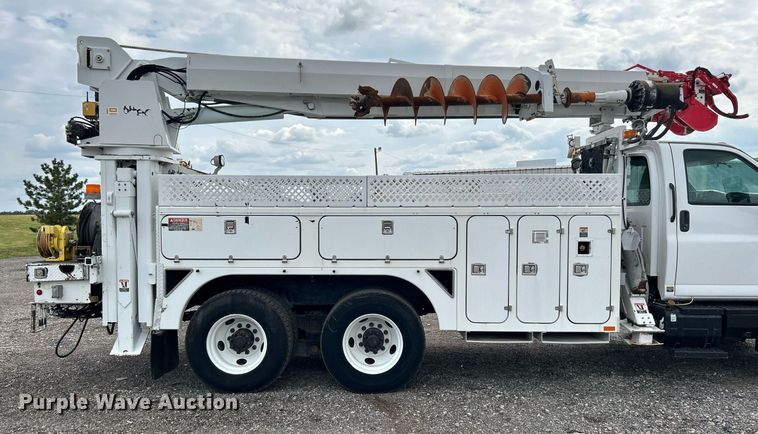 image for item LV9040 2007 GMC TC8C064  digger derrick truck