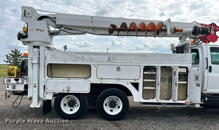image for item LV9040 2007 GMC TC8C064  digger derrick truck
