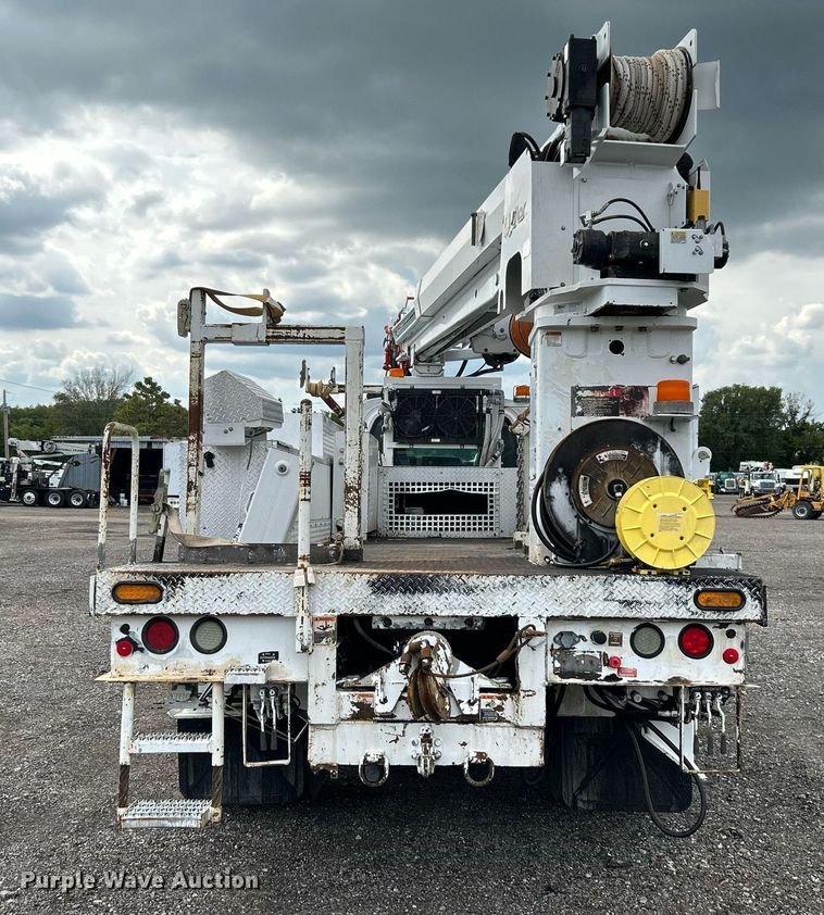 image for item LV9040 2007 GMC TC8C064  digger derrick truck