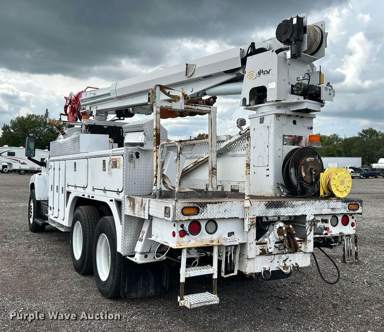 image for item LV9040 2007 GMC TC8C064  digger derrick truck