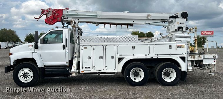 image for item LV9040 2007 GMC TC8C064  digger derrick truck