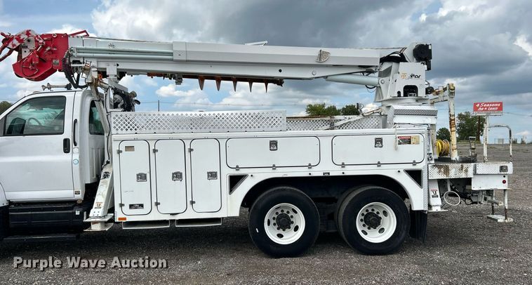 image for item LV9040 2007 GMC TC8C064  digger derrick truck