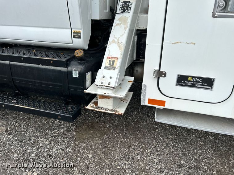 image for item LV9040 2007 GMC TC8C064  digger derrick truck