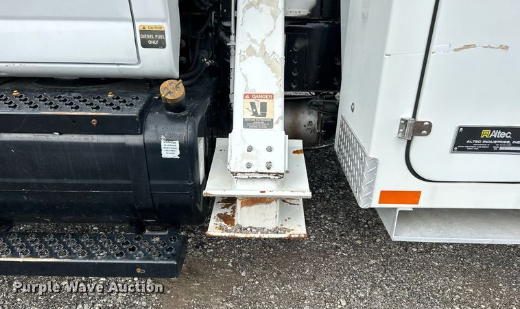 image for item LV9040 2007 GMC TC8C064  digger derrick truck