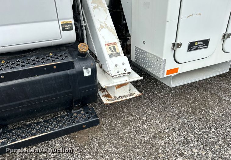 image for item LV9040 2007 GMC TC8C064  digger derrick truck