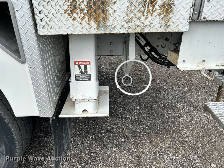 image for item LV9040 2007 GMC TC8C064  digger derrick truck