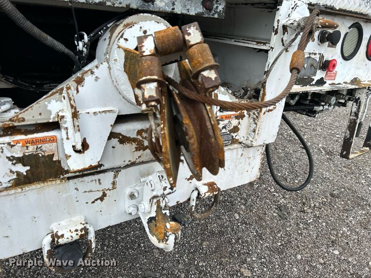 image for item LV9040 2007 GMC TC8C064  digger derrick truck