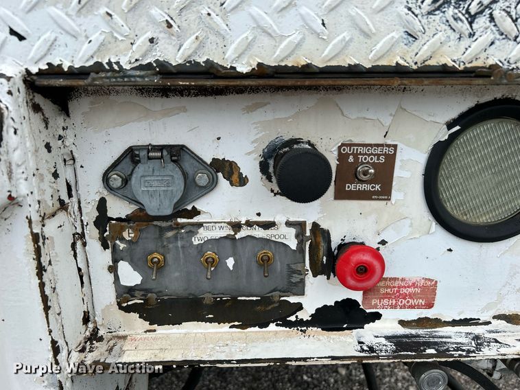 image for item LV9040 2007 GMC TC8C064  digger derrick truck