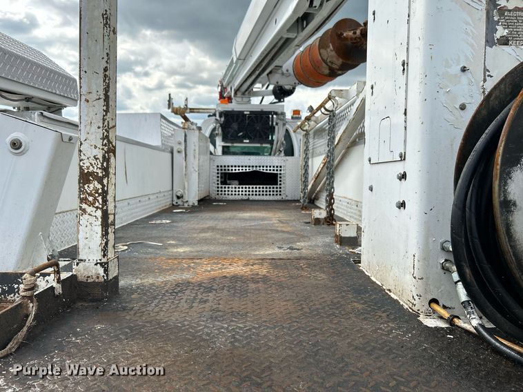 image for item LV9040 2007 GMC TC8C064  digger derrick truck