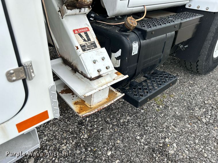 image for item LV9040 2007 GMC TC8C064  digger derrick truck