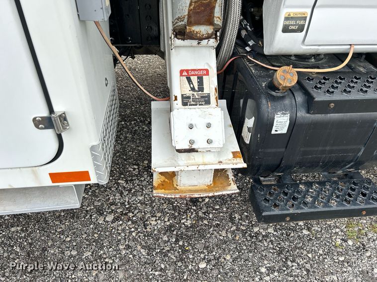 image for item LV9040 2007 GMC TC8C064  digger derrick truck