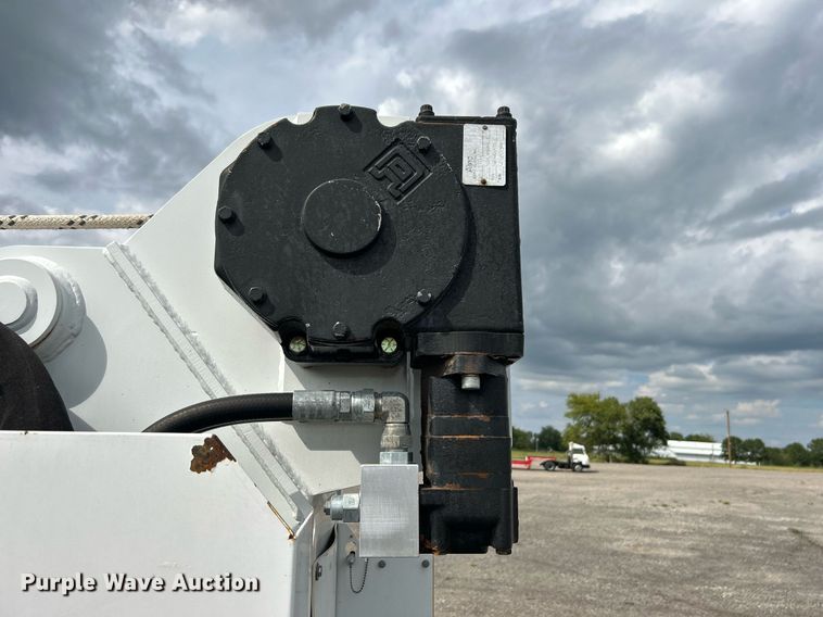 image for item LV9040 2007 GMC TC8C064  digger derrick truck