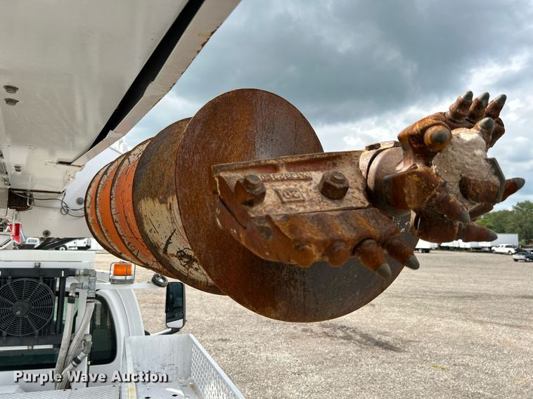 image for item LV9040 2007 GMC TC8C064  digger derrick truck