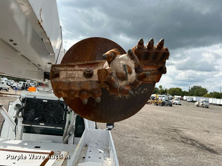 image for item LV9040 2007 GMC TC8C064  digger derrick truck