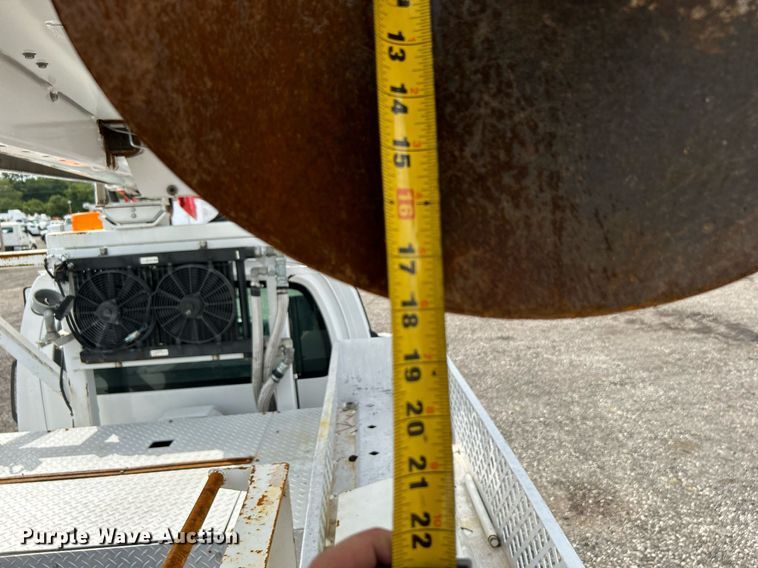 image for item LV9040 2007 GMC TC8C064  digger derrick truck