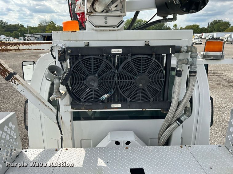 image for item LV9040 2007 GMC TC8C064  digger derrick truck