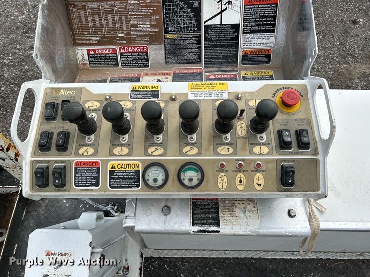 image for item LV9040 2007 GMC TC8C064  digger derrick truck