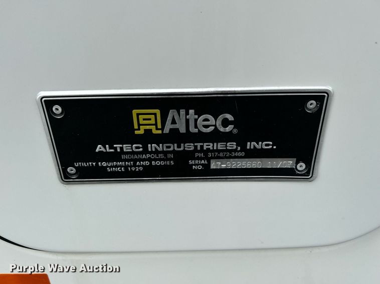 image for item LV9040 2007 GMC TC8C064  digger derrick truck