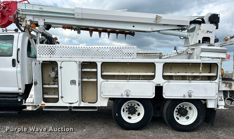 image for item LV9040 2007 GMC TC8C064  digger derrick truck