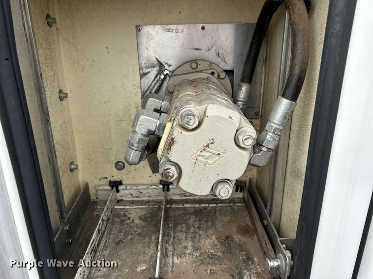 image for item LV9040 2007 GMC TC8C064  digger derrick truck