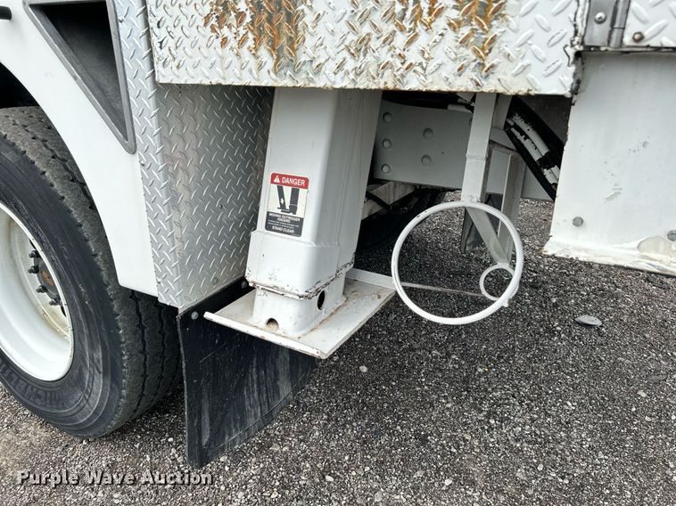 image for item LV9040 2007 GMC TC8C064  digger derrick truck