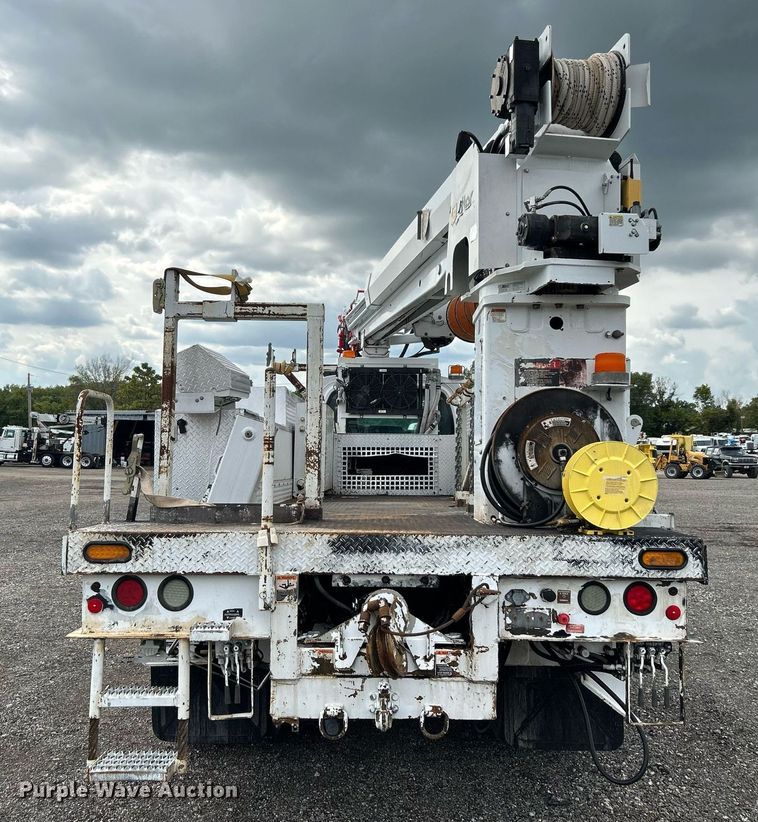 image for item LV9040 2007 GMC TC8C064  digger derrick truck