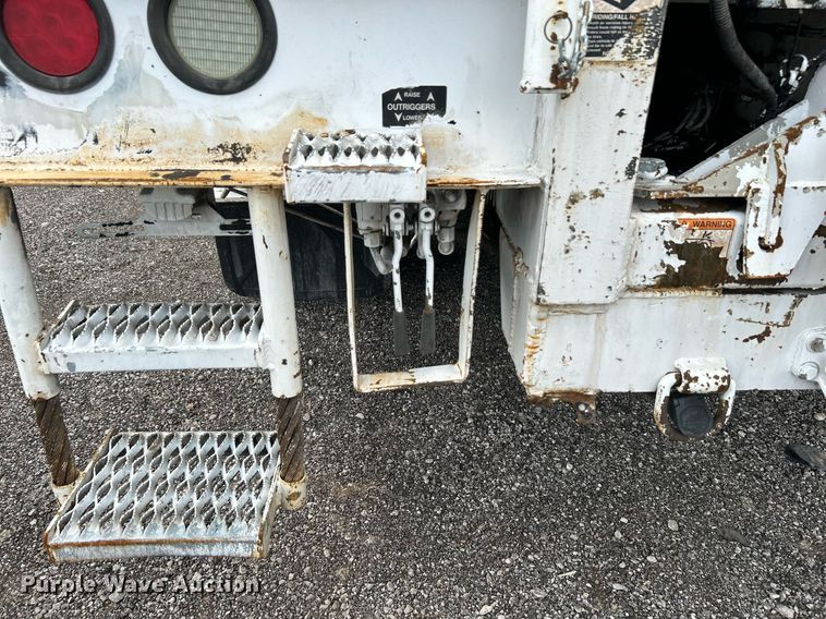 image for item LV9040 2007 GMC TC8C064  digger derrick truck