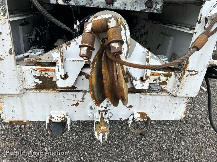 image for item LV9040 2007 GMC TC8C064  digger derrick truck