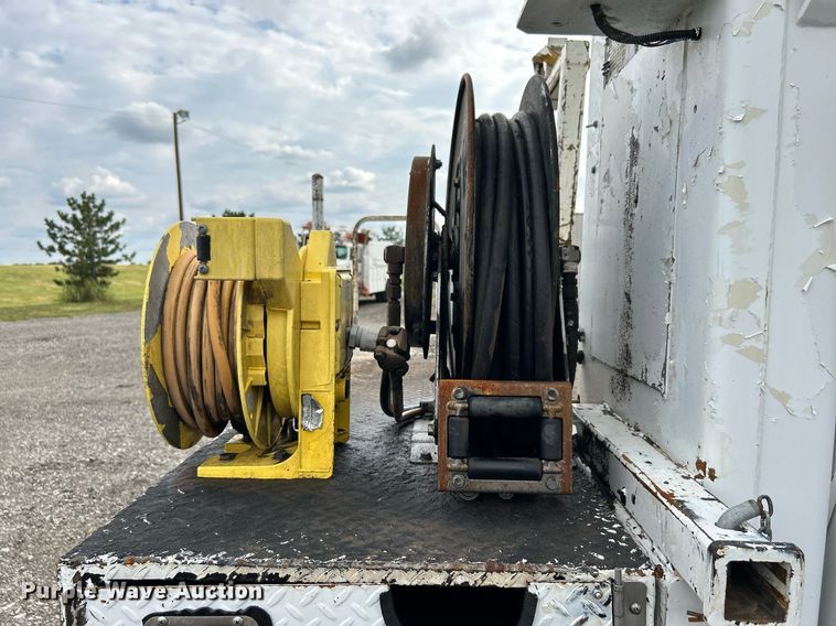 image for item LV9040 2007 GMC TC8C064  digger derrick truck