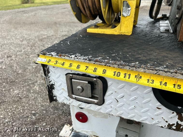 image for item LV9040 2007 GMC TC8C064  digger derrick truck