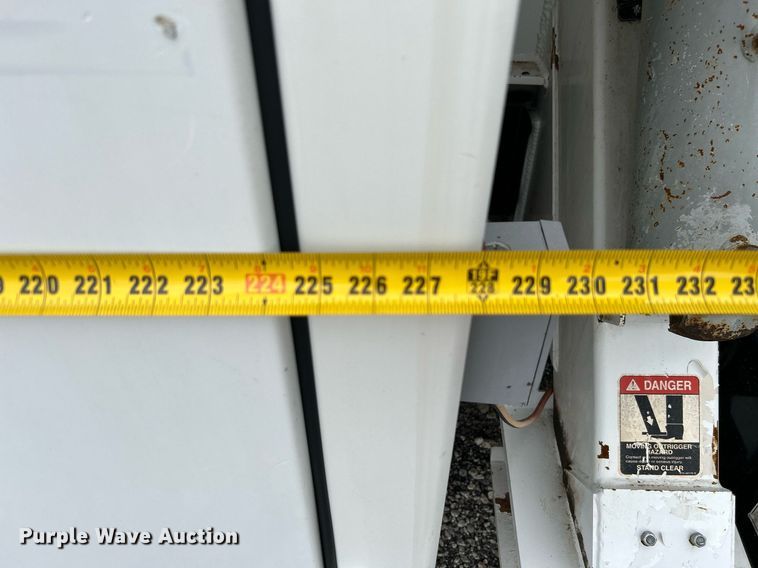 image for item LV9040 2007 GMC TC8C064  digger derrick truck