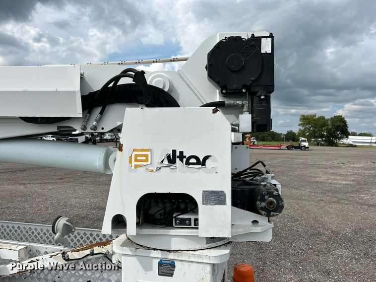 image for item LV9040 2007 GMC TC8C064  digger derrick truck