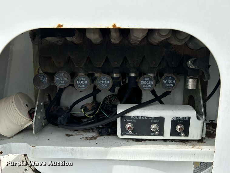 image for item LV9040 2007 GMC TC8C064  digger derrick truck