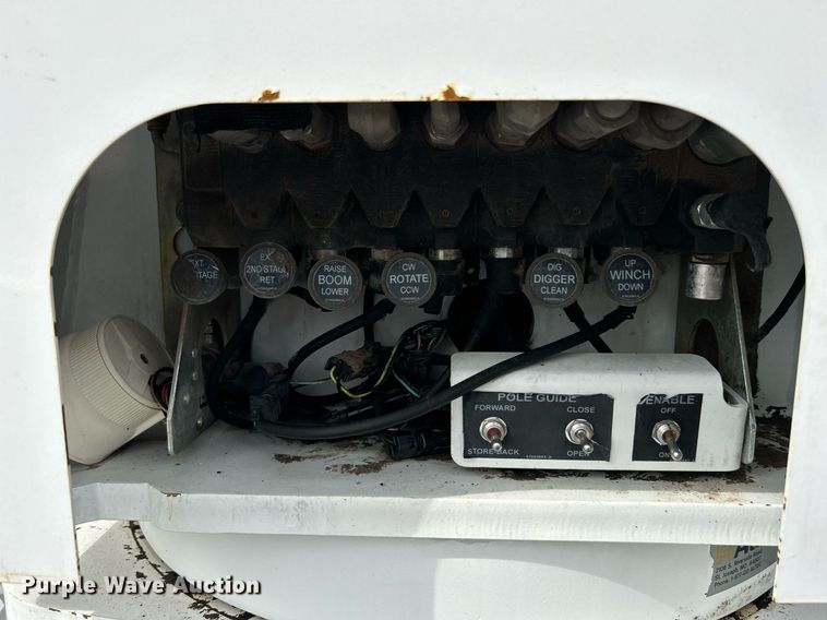 image for item LV9040 2007 GMC TC8C064  digger derrick truck