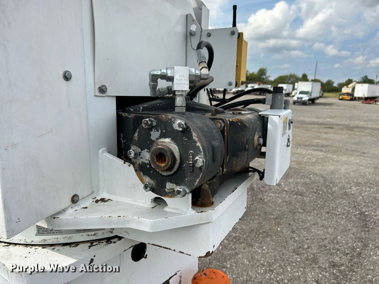 image for item LV9040 2007 GMC TC8C064  digger derrick truck