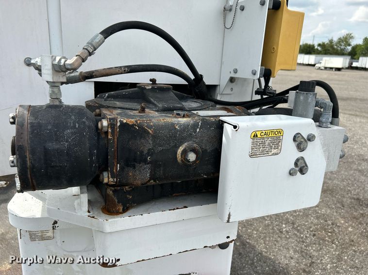 image for item LV9040 2007 GMC TC8C064  digger derrick truck