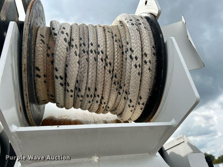 image for item LV9040 2007 GMC TC8C064  digger derrick truck