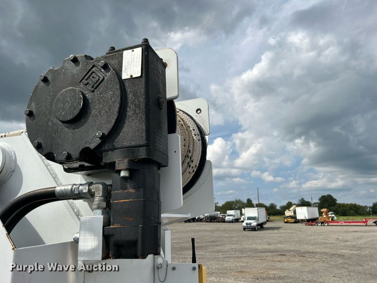 image for item LV9040 2007 GMC TC8C064  digger derrick truck