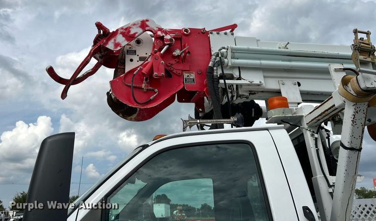 image for item LV9040 2007 GMC TC8C064  digger derrick truck