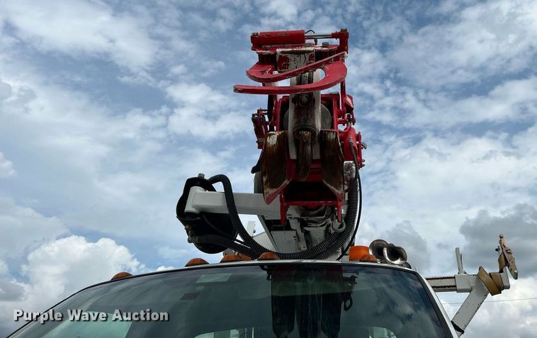 image for item LV9040 2007 GMC TC8C064  digger derrick truck