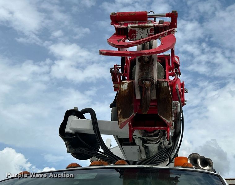 image for item LV9040 2007 GMC TC8C064  digger derrick truck