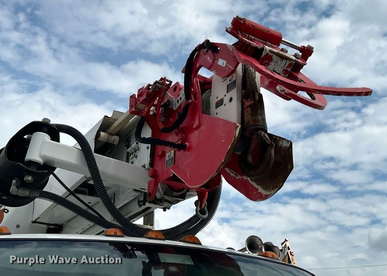 image for item LV9040 2007 GMC TC8C064  digger derrick truck