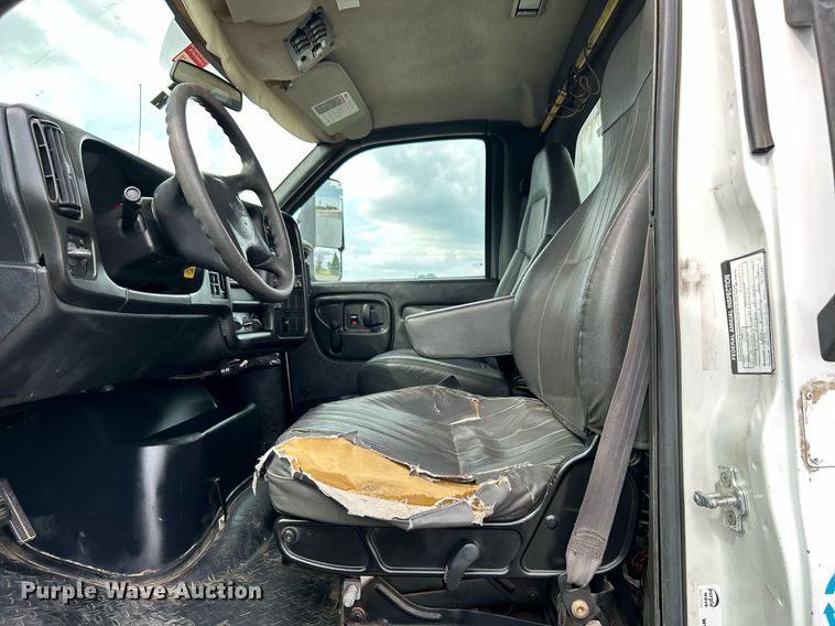 image for item LV9040 2007 GMC TC8C064  digger derrick truck