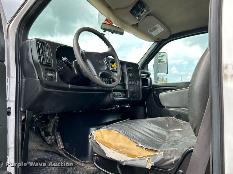 image for item LV9040 2007 GMC TC8C064  digger derrick truck