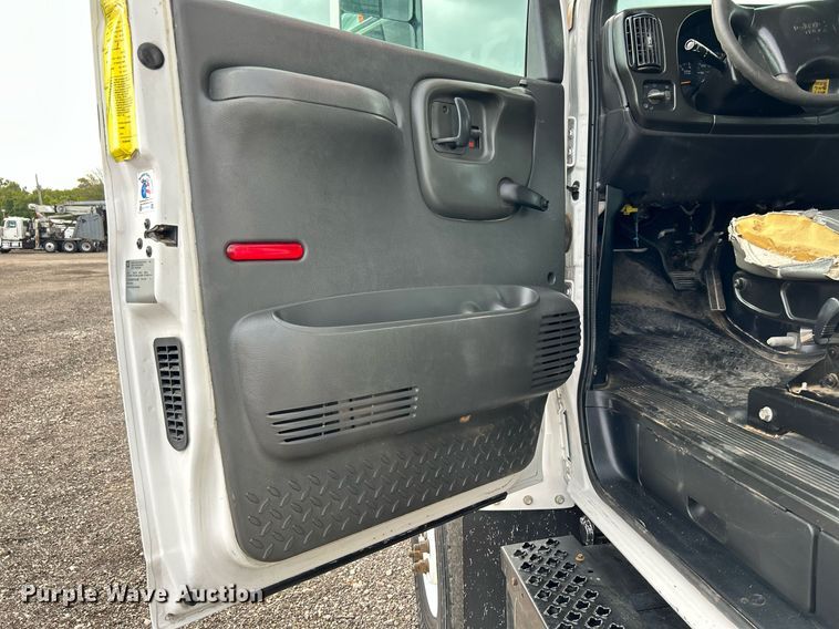 image for item LV9040 2007 GMC TC8C064  digger derrick truck